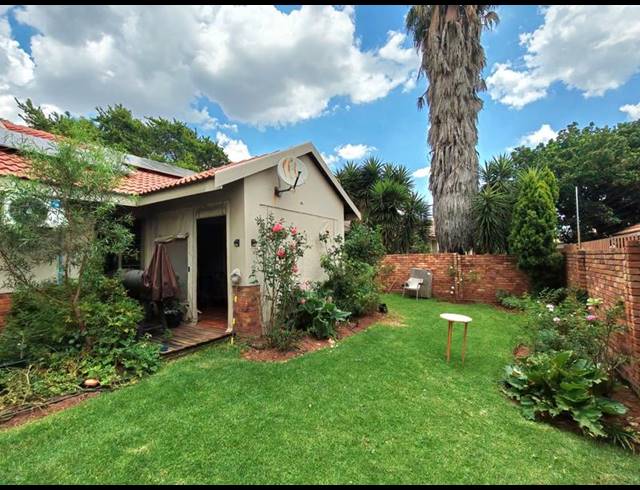 2 BEDROOM TOWNHOUSE FOR SALE IN AMBERFIELD